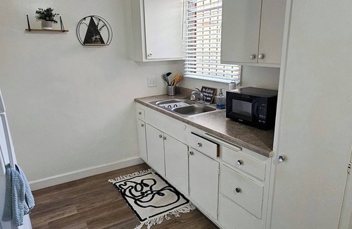 Koreatown Apartment | Charming 1-bedroom Apartment near Silverlake