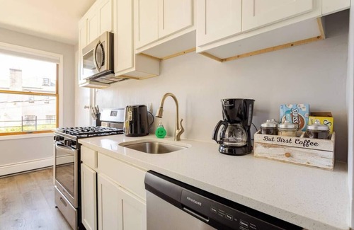 New Rochelle Apartment | Charming 1-bedroom apartment with Balcony, WiFi, AC - 30 mins to NYC