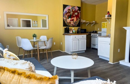 Jeannette Condo | Charming 1 Bedroom w/Queen bed + Sofa bed