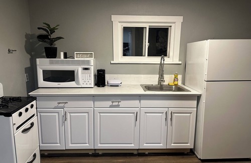 Johnstown Apartment | Charming 1-king-bedroom apartment in Johnstown