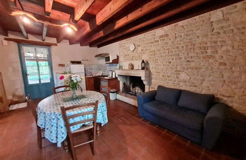 Benet Cottage | Charming 1900s House in Marais Poitevin with Garden, Terrace, and Fishing Access