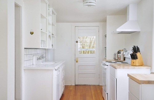 Lava Hot Springs House | Charming 1930's cottage steps away from the world famous Lava Hot Springs
