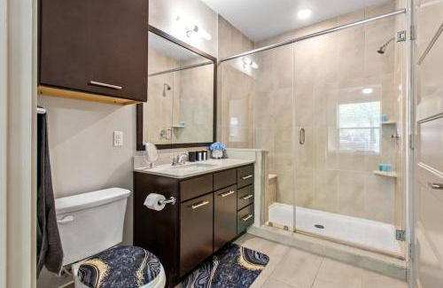 Chestnut Apartment | Charming 1BR Oasis KingBed FreeParking Wi-Fi
