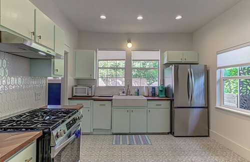 MLK House | Charming 2 BDR for 4, Close to Downtown Austin!