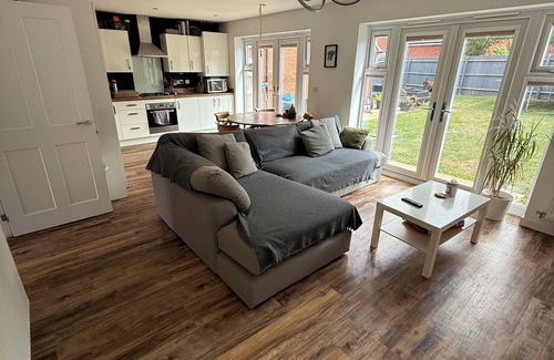 Long Itchington House | Charming 2-Bed Bungalow in Peaceful Village Countryside Escape