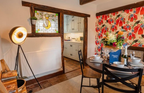 Mickle Trafford Cottage | Charming 2 bed cottage near Chester Zoo - Sleeps 6