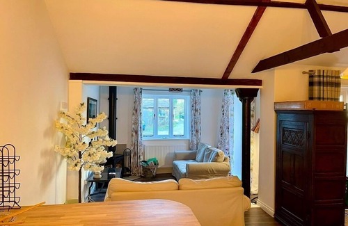 Maiden Newton Cabin | Charming 2-Bed Lodge in Dorchester