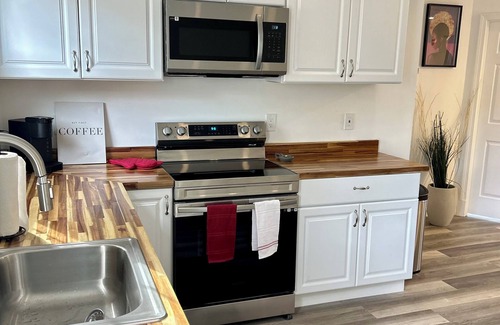 East Providence Apartment | Charming 2-bedroom apartment with AC, WiFi minutes away from DowntownProvidence