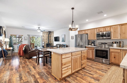 Overgaard Cabin | Charming 2-bedroom Cabin with WiFi, Wood Stove and AC in serene Heber-Overgaard!