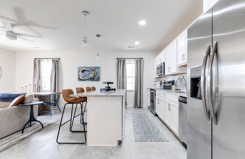 Issue Condo | Charming 2 Bedroom Downtown Vacation Rental: Stroll to Shops and River with Ease