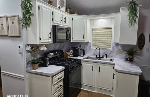 Sherkston Cabin | Charming 2-bedroom cabin with WiFi and AC in delightful Port Colborne