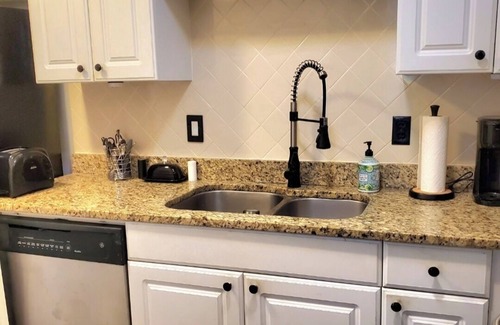 Sandy Springs House | Charming 2-bedroom townhome in Sandy Springs with fitness room, AC