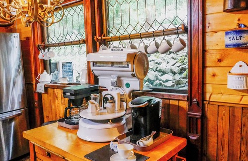 Kelso - Longview House | Charming 2-bedroom A-Frame log cabin house with WiFi, AC in Kelso