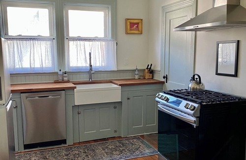 Blackstone Apartment | Charming 2 bedroom apartment w/off-street parking