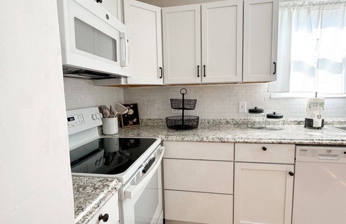 Amesbury Apartment | Charming 2-bedroom apartment w/enclosed porch Amazing Amesbury in town location