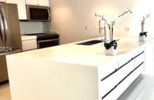 Aventura Apartment | Charming 2-bedroom apartment with AC, fitness room in welcoming Aventura