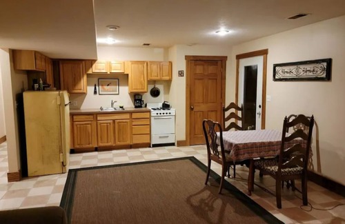 Hastings Apartment | Charming 2-bedroom apartment with outdoor hot tub in rural area, private yard.