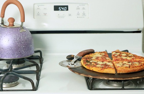Oak Park Apartment | Charming 2-bedroom apartment in Oak Park with WiFi access