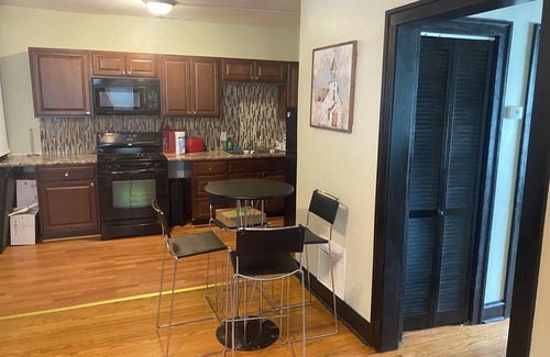 Gage Park Apartment | Charming 2-bedroom apartment in awesome Chicago with WiFi, AC