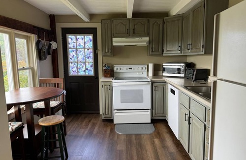 Meadows House | Charming 2-bedroom barn in Northfield with WiFi and AC