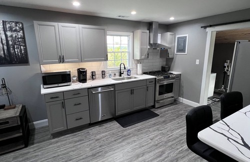 Smithfield House | Charming 2-bedroom bungalow in Smithfield with AC, WiFi, washer and dryer