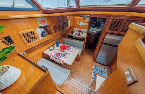 Manteo Boat Rental | Charming 2-bedroom boat in amazing Manteo WiFi, AC, fitness room, pool, kayaks
