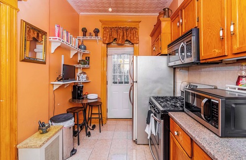 Bedford-Stuyvesant House | Charming 2-bedroom Brownstone with Bar and Balcony in enchanting Brooklyn