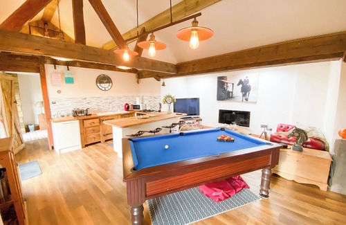 Earlswood Cottage | Charming 2-bedroom cottage in the countryside Birmingham with hot tub, sauna