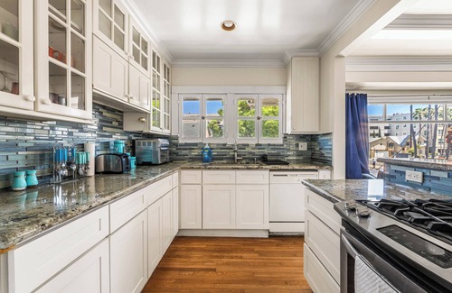 Alamitos Beach Apartment | Charming 2-bedroom Condo with Easy walk to Alamitos Beach & Long Beach Marina