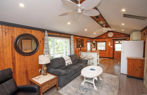 Monticello Cottage | Charming 2-bedroom cottage in peaceful Monticello with AC, WiFi