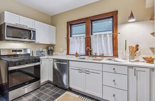 Summit - University Condo | Charming 2-bedroom condo in wonderful Saint Paul with Balcony