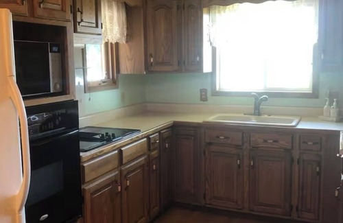 Gladstone Cabin | Charming 2-bedroom cabin with WiFi and AC in Gladstone