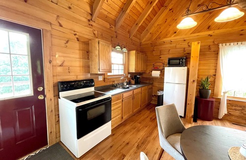 Athens Cabin | Charming 2-bedroom Cabin in Athens