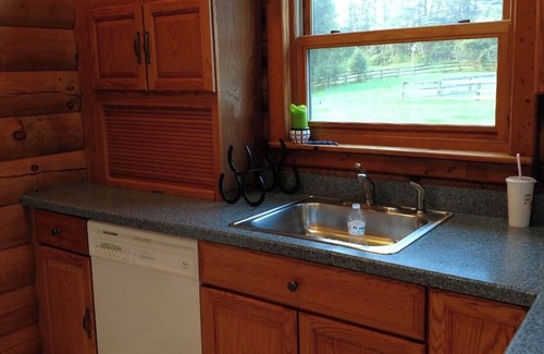 Elkton Cabin | Charming 2-bedroom cabin close to Fair Hill on horse farm