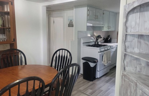 Cedar Bushes House | Charming 2 bedroom cottage, sleeps 6. Walk to beach 7 mins. WiFi, AC in Plymouth