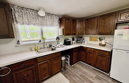 Bedford Cottage | Charming 2-bedroom Cottage by the River