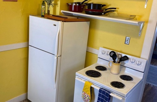 Winslow Cottage | Charming 2-bedroom cottage in Winslow with Window AC's, heat, WiFi