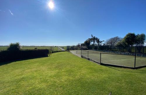 Pukehina House | Charming 2-Bedroom Guest House with Tennis Court and Beach Nearby