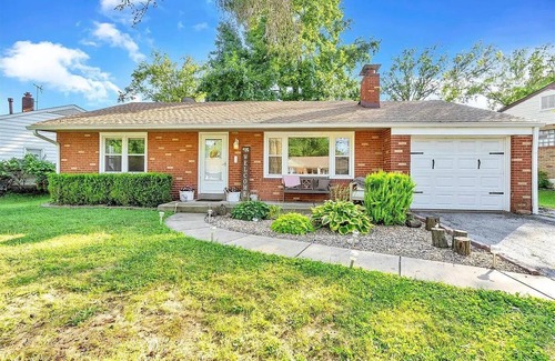 Florissant House | Charming 2-bedroom house in lovely Florissant with AC, has lots of light.