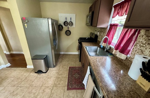 Brookline House | Charming 2-bedroom house with AC, WiFi in Pittsburgh