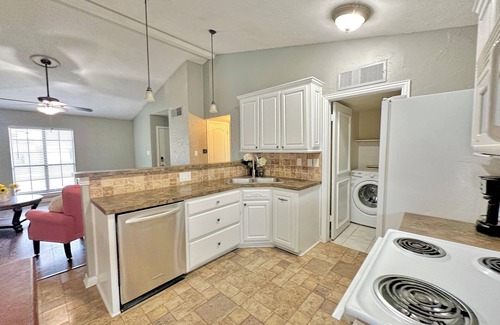 The Colony House | Charming 2-bedroom house with AC, WiFi in wonderful The Colony
