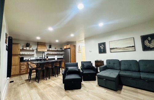 Union City House | Charming 2-bedroom house with AC and WiFi in Union City