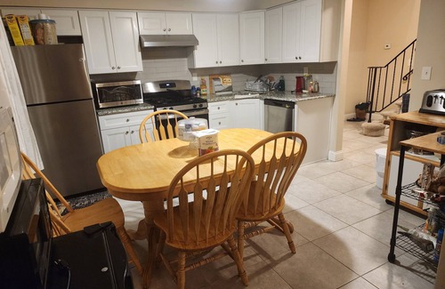 Elizabeth House | Charming 2-bedroom house with AC, WiFi in delightful Elizabeth