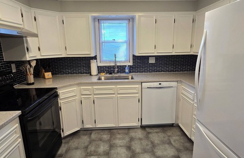 McPherson House | Charming 2-bedroom House near Downtown