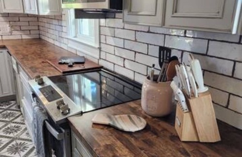 South Pensacola House | Charming 2-bedroom house with beautiful kitchen and backyard downtown Pensacola