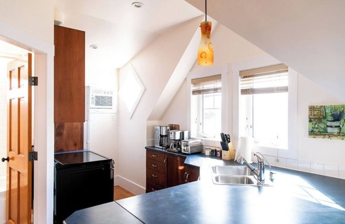 South Central House | Charming 2 Bedroom House Close to KGH and Lake
