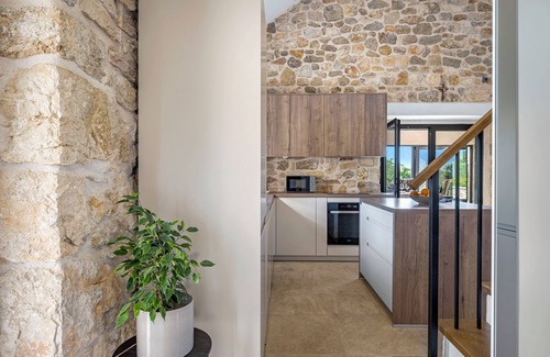 Drnis House | Charming 2-bedroom house with WiFi, AC in enchanting Trbounje
