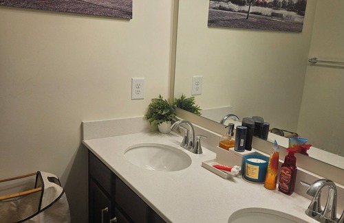 Summit Station House | Charming 2-bedroom house with WiFi, AC in wonderful Columbus