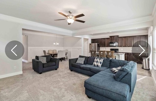 Jackson County House | Charming 2-bedroom house in lovely Hoschton with AC, 15mins to Chateau Elan.
