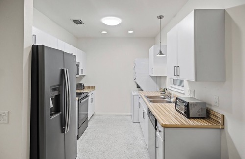 Bayou Oaks House | Charming 2-bedroom house w/Central AC, WiFi, Washer/Dryer in beautiful Sarasota